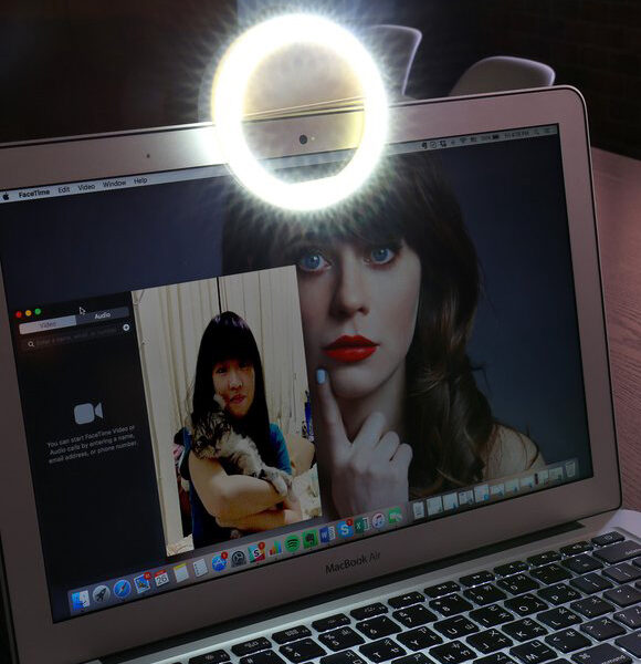 Selfie-Ring-Light-on-MacBook