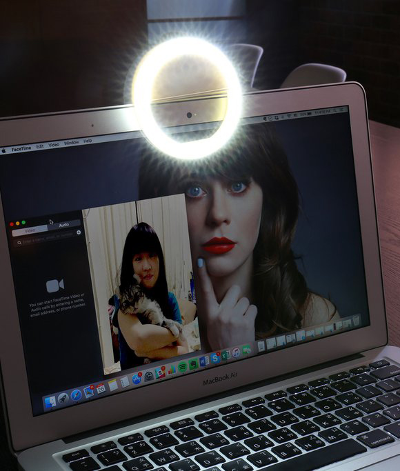 I-Selfie-Ring-Light-on-MacBook