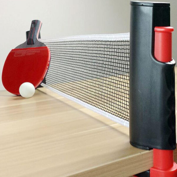 Neto prenosni uvlačivi stolni tenis otvoren na stolu
