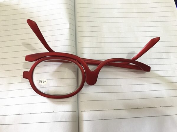 2018 Rotating Magnify Eye Makeup Glasses Reading Glasses Women Cosmetic Presbyopia Eye Eyewear Folding Up Eyewear YJ208 2.jpg 640x640 2