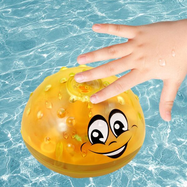 Na-akpa ọchị ụmụaka smụaka eletrọnịkị induction sprinkler Toy Light Baby Play Bath Toy Water Toys 2
