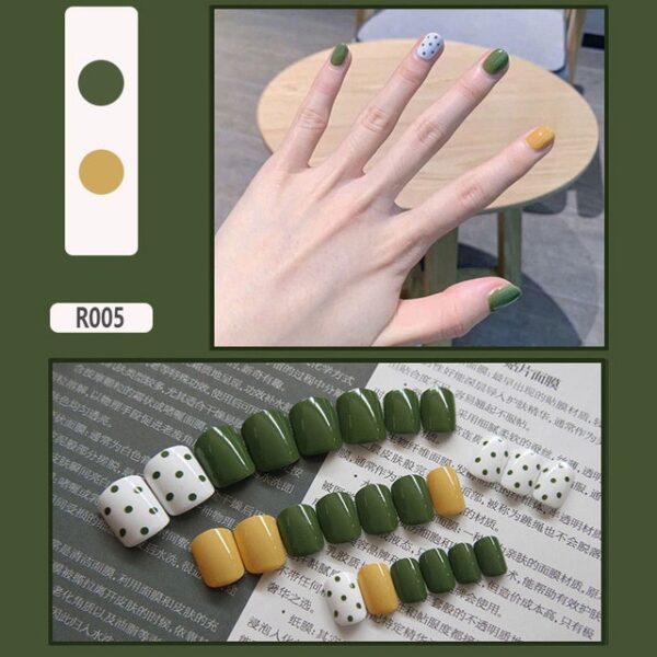 Набір з 24 предметів Мультяшний візерунок Короткі накладні нігті Полуничне яйце пашот Літо Накладні нігті Girls Nail Art 4.jpg 640x640 4