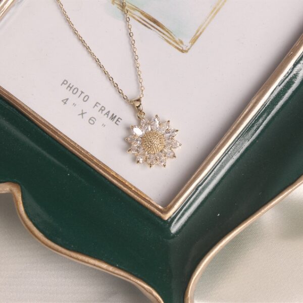 2020 Korean New Design Fashion Jewelry Exquisite Copper Inlay Zircon White Daisy Pendant Elegant Female Clavicle 2