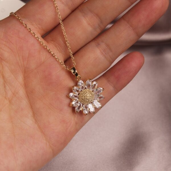 2020 Korean New Design Fashion Jewelry Exquisite Copper Inlay Zircon White Daisy Pendant Elegant Female Clavicle 3