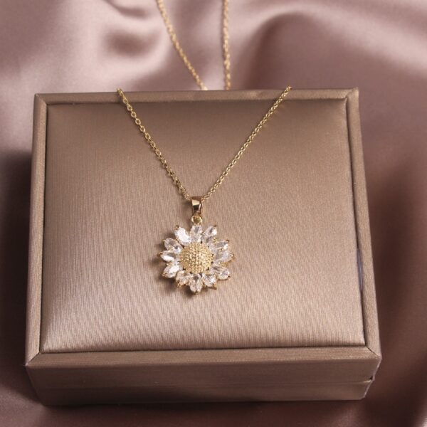 2020 Korean New Design Fashion Jewelry Exquisite Copper Inlay Zircon White Daisy Pendant Elegant Female Clavicle 4