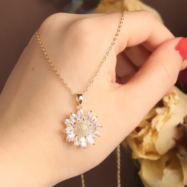 2020 Korean New Design Fashion Jewelry Exquisite Copper Inlay Zircon White Daisy Pendant Elegant Female Clavicle