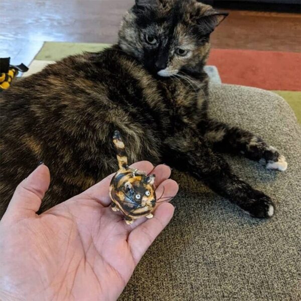 Mekhabiso ea Mokhabiso oa Lehae Whimsical Kitty Miniature Sculpture 4