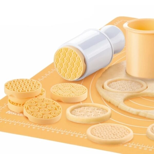 Cartoon Cookies Stamps Molds 6PCS Lot Plunger Chocolate Fondant Cake Embosser Cutter Bakeware Kitchen DIY Cake 3.jpg 640x640 3