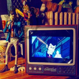 Retro Mini Television Phone Screen Magnifier - image 3