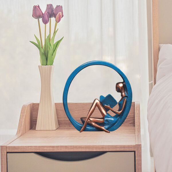 Yoga figurica ručno rađena smola lik skulptura osobe koja čita knjigu Savremeni dekor doma i ureda 3